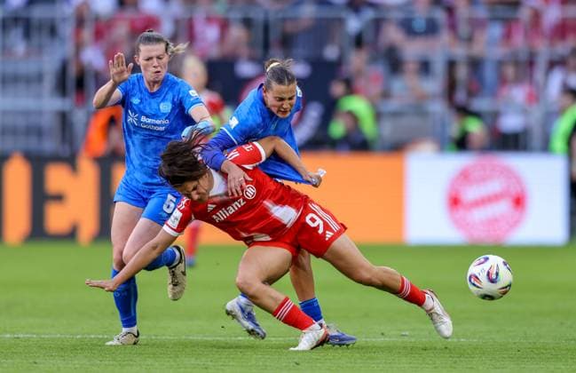 DEU, München, FC Bayern München vs Bayer Leverkusen, Google Pixel Frauen Bundesliga DFB, Saison 2526, Allianz Arena, 1 Spieltag, im Bild f l n r Claudia Wenger Bayer Leverkusen 5 , Jovana Damnjanović Bayern München 9 , Carlotta Wamser Bayer Leverkusen 37 , Zweikampf DFB DFL REGULATIONS PROHIBIT ANY USE OF PHOTOGRAPHS AS IMAGE SEQUENCES AND OR QUASI VIDEO, 06 09 2025, Copyright: HMBxMedia HendrikxHamelau