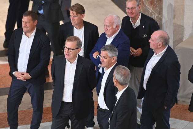 from left Max EBERL Sports Director FC Bayern Muenchen ,Christoph FREUND Sports Director Bayern Muenchen ,Jan Christian DREESEN Chairman FCB ,Walter MENNEKES 2 Vice President FC Bayern Muenchen hen ,Herbert HAINER President Bayern Muenchen ,Dr Michael Diederich Chief Financial Officer FCB ,Prof Dr Dieter MAYER Vice President FCB ,Uli HOENESS Höness,Honorary President Bayern Muenchen Bayern Bosses,President Markus SOEDER State Premier Bavaria and CSU Chairman receives the champion teams of FC Bayern in the State Chancellery in Munich on 10 09 2025,