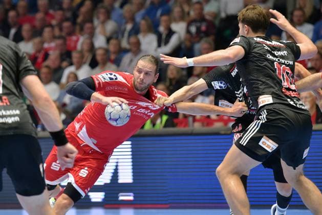 Olle Forsell Schefvert MT Melsungen 25 on the ball , Florian Scheerer HC Erlangen 10 R , GER, MT Melsungen HC Erlangen, Handball, 1 Bundesliga, Matchday 4, Season 2025 2026, 12 09 2025, GER, MT Melsungen HC Erlangen, Handball, 1 Bundesliga, Matchday 4, Season 2025 2026, 12 09 2025 Kassel Copyright: xEibner-Pressefotox xRolandxSippex EP_RSL
