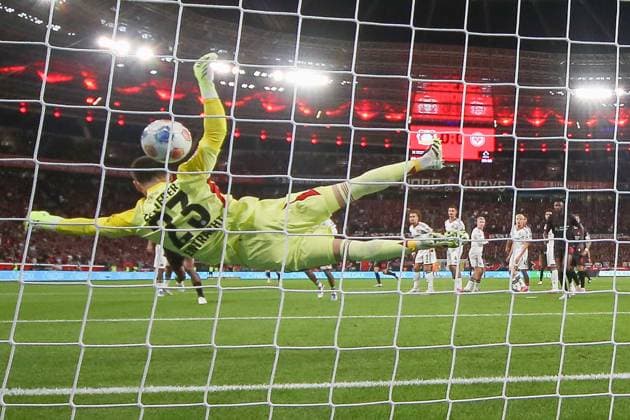 1 Bundesliga Bayer 04 Leverkusen Eintracht Frankfurt on 12 09 2025 at BayArena in Leverkusen Alejandro Grimaldo Leverkusen 20 scores against goalkeeper Michael Zetterer Frankfurt 23 to make it 1 - 0 MH