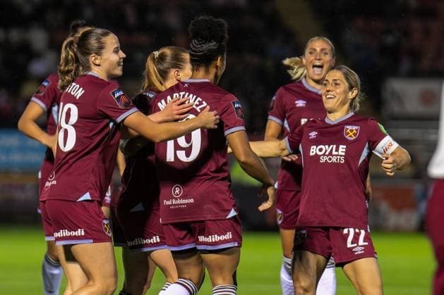 Barclays Women s Super League match between West Ham United and Arsenal LONDON, ENGLAND - SEPTEMBER 12: Goal celebration West Ham United during the Barclays Women s Super League match between West Ham United and Arsenal at Chigwell Construction Stadium on September 12, 2025 in London, England London United Kingdom Copyright: xNinaxFarooqix