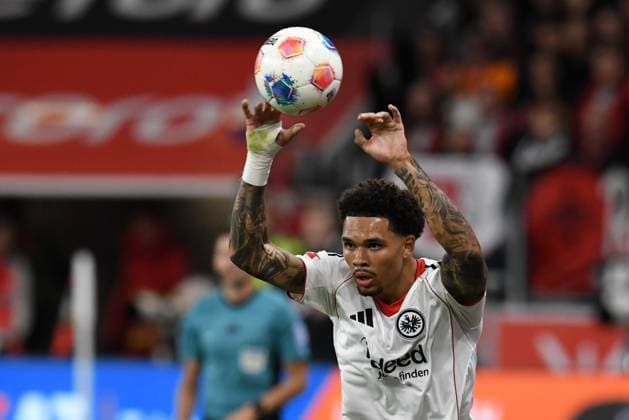 Nnamdi Collins Eintracht Frankfurt at throw-in GER, Bayer 04 Leverkusen vs Eintracht Frankfurt, Football, Bundesliga, Matchday 3, Season 2025 2026, 12 09 2025 DFL REGULATES PROHIBIT ANY USE OF PHOTOGRAPHS AS IMAGE SEQUENCES AND OR QUASI VIDEO GER, Bayer 04 Leverkusen vs Eintracht Frankfurt, Football, Bundesliga, Matchday 3, Season 2025 2026, 12 09 2025 Leverkusen Copyright: xEibner-Pressefoto ThomasxThienelx EP_TTL