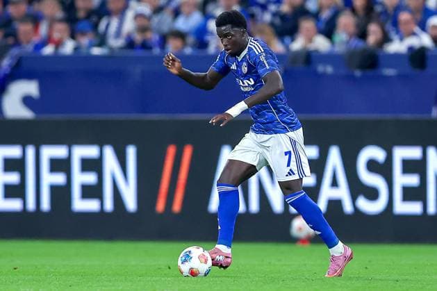 13 09 2025, Football, FC Schalke 04 Holstein Kiel, Matchday 5, 2 Fußball Bundesliga, Veltins Arena Gelsenkirchen, Season 2025 2026 Christian Pierre Louis Gomis Schalke04 07 DFB regulations prohibit any use of photographs as image sequences and or quasi video Nordrhein Westfalen Germany