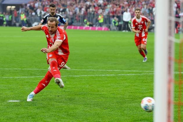 Harry Kane 9 FC Bayern Muenchen scores from the penalty spot to make it 3 0, FC Bayern Muenchen vs Hamburger SV, Fußball, 3 Bundesliga, 3 Spieltag, 13 09 2025 DFB regulations prohibit any use of photographs as image sequences and or quasi video Muenchen Bayern Germany Copyright: xkolbert-press ChristianxKolbertx