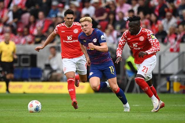 Conrad HARDER L against Nadiem AMIRI MZ and Danny DA COSTA MZ Action, duel, 1 FSV Mainz 05 MZ RB Leipzig L 0 1 Football 1 Bundesliga Season 2025 2026, 3 Matchday, Matchday3, matchday3, am 13 09 2025, MEWA Arena Mainz DFL regulations prohibit any use of photographs as image sequences and or quasi video ÃÂ
