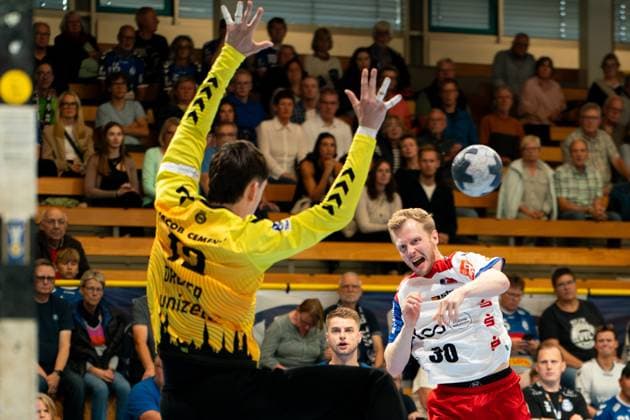 Sascha Pfattheicher HBW Balingen Weilstetten, 30 on a throw against goalkeeper Paul Dreyer VfL Luebeck Schwartau, 12 , GER, VfL Luebeck Schwartau vs HBW Balingen Weilstetten, Handball, 2 Bundesliga, Matchday 3, Season 2025 2026, 13 09 2025 GER, VfL Luebeck Schwartau vs HBW Balingen Weilstetten, Handball, 2 Bundesliga, Matchday 3, Season 2025 2026, 13 09 2025 Luebeck Copyright: xEibner-Pressefoto MaxxVincenx EP_MVN