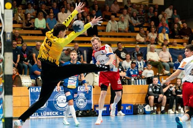 Sascha Pfattheicher HBW Balingen Weilstetten, 30 on a throw against goalkeeper Paul Dreyer VfL Luebeck Schwartau, 12 , GER, VfL Luebeck Schwartau vs HBW Balingen Weilstetten, Handball, 2 Bundesliga, Matchday 3, Season 2025 2026, 13 09 2025 GER, VfL Luebeck Schwartau vs HBW Balingen Weilstetten, Handball, 2 Bundesliga, Matchday 3, Season 2025 2026, 13 09 2025 Luebeck Copyright: xEibner-Pressefoto MaxxVincenx EP_MVN