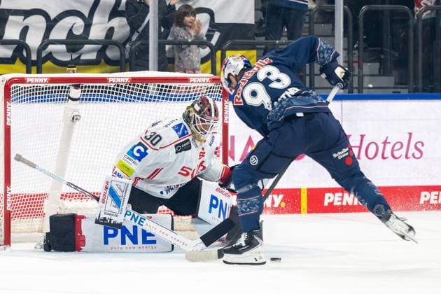 Kristers Gudlevskis 30 Pinguins Bremerhaven in duel with Maximilian Kastner 93 EHC Red Bull Muenchen , EHC Red Bull Muenchen vs Pinguins Bremerhaven, PENNY DEL, Playoff Main Round, Matchday 2, 14 09 2025 Muenchen Bayern Germany Copyright: xkolbert-press UlrichxGamelx