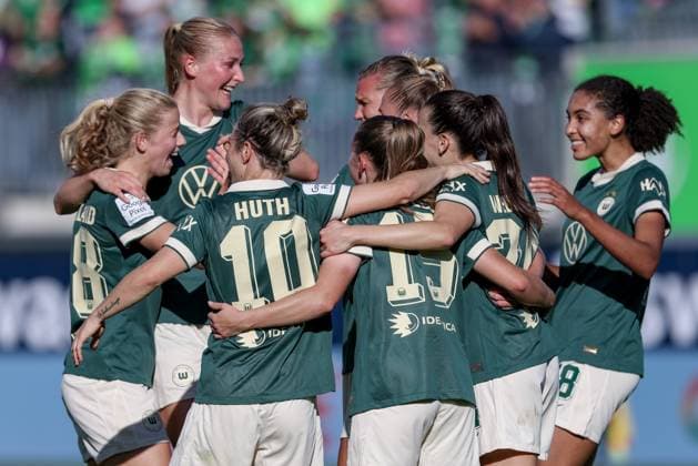 Players of VfL Wolfsburg with goal celebration, cheering, jubilant, optimistic, game scene, highlight, joy about the goal to 1 0, THE DFB REGULATIONS PROHIBIT ANY USE OF PHOTOGRAPHS AS IMAGE SEQUENCES AND OR QUASI VIDEO , 14 09 2025, Wolfsburg Germany , Football, Google Pixel Womens Bundesliga, VfL Wolfsburg FC Carl Zeiss Jena xobx