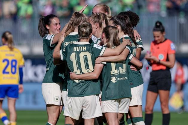 Players of VfL Wolfsburg with goal celebration, cheering, jubilant, optimistic, game scene, highlight, joy about the goal to 1 0, THE DFB REGULATIONS PROHIBIT ANY USE OF PHOTOGRAPHS AS IMAGE SEQUENCES AND OR QUASI VIDEO , 14 09 2025, Wolfsburg Germany , Football, Google Pixel Womens Bundesliga, VfL Wolfsburg FC Carl Zeiss Jena xobx