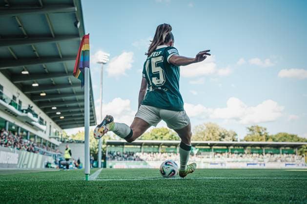 Google Pixel Women Bundesliga VfL Wolfsburg vs FC Carl Zeiss Jena, 14 09 25 Janou Levels VfL Wolfsburg, 15 at a corner Soccer, Google Pixel Women Bundesliga, 2 Matchday VfL Wolfsburg vs FC Carl Zeiss Jena on 14 09 2025 at AOK Stadion, Wolfsburg DFB DFL REGULATIONS PROHIBIT ANY USE OF PHOTOGRAPHS AS IMAGE SEQUENCES AND OR QUASI VIDEO Copyright: xBEAUTIFULxSPORTS Tonhäuserx