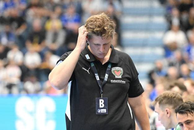 Nicolej Krickau Fuechse Berlin coach scratches his head GER, VfL Gummersbach vs Fuechse Berlin, Handball, Daikin 1 Bundesliga, Matchday 4, Season 2025 2026, Schwalbe Arena Gummersbach, 14 09 2025 GER, VfL Gummersbach vs Fuechse Berlin, Handball, Daikin 1 Bundesliga, Matchday 4, Season 2025 2026, Schwalbe Arena Gummersbach, 14 09 2025 Gummersbach Copyright: xEibner-Pressefoto JuergenxAugstx EP_JAT