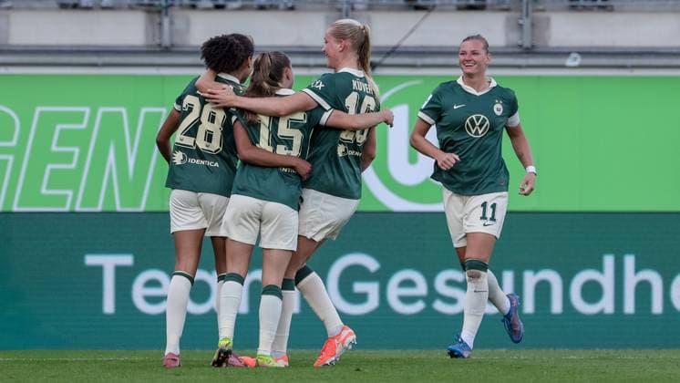 VfL Wolfsburg players with goal celebration, cheering, jubilant, optimistic, game scene, highlight, joy about the goal to 2 1, THE DFB REGULATIONS PROHIBIT ANY USE OF PHOTOGRAPHS AS IMAGE SEQUENCES AND OR QUASI VIDEO , 14 09 2025, Wolfsburg Germany , Football, Google Pixel Womens Bundesliga, VfL Wolfsburg FC Carl Zeiss Jena xobx