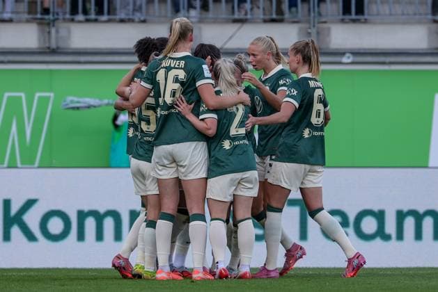VfL Wolfsburg players with goal celebration, cheering, jubilant, optimistic, game scene, highlight, joy about the goal to 2 1, THE DFB REGULATIONS PROHIBIT ANY USE OF PHOTOGRAPHS AS IMAGE SEQUENCES AND OR QUASI VIDEO , 14 09 2025, Wolfsburg Germany , Football, Google Pixel Womens Bundesliga, VfL Wolfsburg FC Carl Zeiss Jena xobx