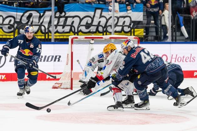 Fight for the puck duel between Maxim Rausch Fischtown Pinguins Bremerhaven, 53 and Yasin Ehliz EHC Red Bull Muenchen, 42 GER, EHC Red Bull Muenchen vs Fischtown Pinguins Bremerhaven, Ice Hockey, DEL, Matchday 2, Season 2025 2026, 14 09 2025 GER, EHC Red Bull Muenchen vs Fischtown Pinguins Bremerhaven, Ice Hockey, DEL, Matchday 2, Season 2025 2026, 14 09 2025 Muenchen Copyright: xEibner-Pressefoto HeikexFeinerx EP_HFR