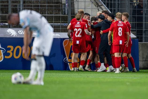 The Havelse players, including Samir Ferchichi head coach, TSV Havelse 1912, celebrate John Posselts goal shortly before the end TSV Havelse 1912, 17 to equalize 2 2 GER, TSV 1860 Muenchen vs TSV Havelse 1912, Soccer, 3 Bundesliga, 5 Spieltag, Saison 2025 2026, 14 09 2025 DFL DFB REGULATIONS PROHIBIT ANY USE OF PHOTOGRAPHS as IMAGE SEQUENCES and or QUASI VIDEO GER, TSV 1860 Muenchen vs TSV Havelse 1912, Football, 3 Bundesliga, 5 Spieltag, Saison 2025 2026, 14 09 2025 Muenchen Copyright: xEibner-Pressefoto HeikexFeinerx EP_HFR