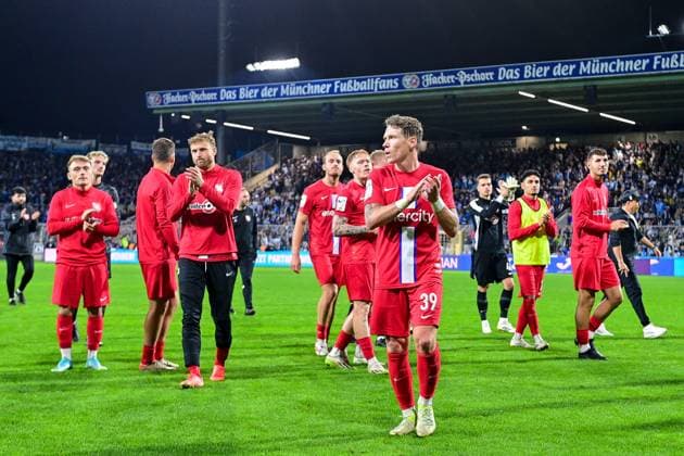 Disappointed Havelse players thank the fans, thank, thanks, celebration, optimistic, 14 09 2025, Munich Germany , Football, 3 Liga, TSV 1860 München TSV Havelse, DFB DFL REGULATIONS PROHIBIT ANY USE OF PHOTOGRAPHS AS IMAGE SEQUENCES AND OR QUASI VIDEO xslx