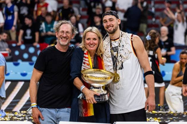 LAT, Eurobasket 205, European Basketball Championship, Final, Turkey Germany 14 09 2025, Riga Arena, Riga, LAT, Eurobasket 205, European Basketball Championship, Final, Turkey Germany Franz Wagner Germany, No 9 with his parents Beate Wagner and Axel Schulz  Photo Alexander Trienitz Riga Riga Arena Riga Latvia