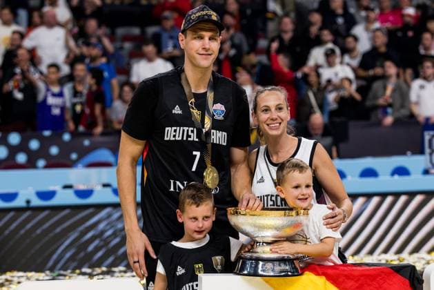 FIBA EuroBasket 2025 Gold Turkey Germany 14 09 2025 Johannes Voigtmann Germany, 7 with wife Amrei and the children FIBA EuroBasket 2025 Gold Turkey Germany Riga, Arena Riga on 14 09 2025 Copyright: xBEAUTIFULxSPORTS Wunderlx