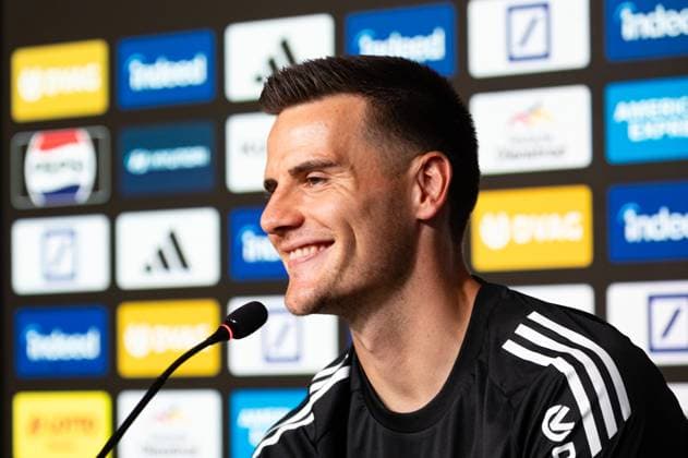 2025 09 15 xfrx Football 1 Bundesliga Press conference to introduce Michael Zetterer v l , Goalkeeper Michael Zetterer Eintracht Frankfurt in conversation with journalists DFL DFB REGULATIONS PROHIBIT ANY USE OF PHOTOGRAPHS as IMAGE SEQUENCES and or QUASI VIDEO Copyright: JoaquimxFerreira