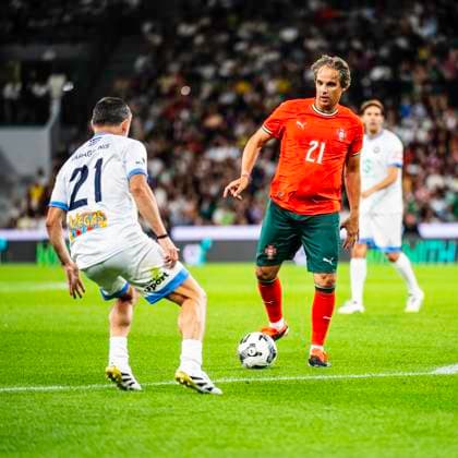 September 15, 2025, Lisbon, Lisbon, Portugal: Nuno Gomes in control of the ball in another attack, during the Legends Charity Game, between Portugal Lengends vs World Legends at Alvalade Stadium, Lisbon, on September 15, 2025 Lisbon Portugal - ZUMAr200 20250915_zsp_r200_017 Copyright: xNunoxReisinhox