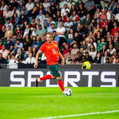 September 15, 2025, Lisbon, Lisbon, Portugal: Nuno Gomes in control of the ball in another attack, during the Legends Charity Game, between Portugal Lengends vs World Legends at Alvalade Stadium, Lisbon, on September 15, 2025 Lisbon Portugal - ZUMAr200 20250915_zsp_r200_021 Copyright: xNunoxReisinhox