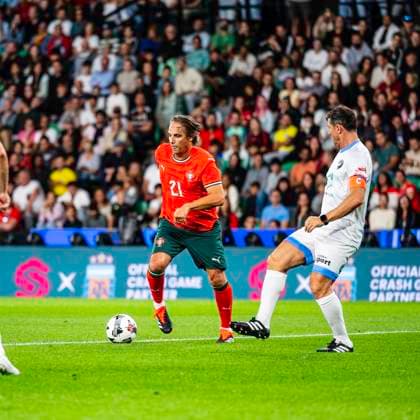 September 15, 2025, Lisbon, Lisbon, Portugal: Nuno Gomes in control of the ball in another attack, during the Legends Charity Game, between Portugal Lengends vs World Legends at Alvalade Stadium, Lisbon, on September 15, 2025 Lisbon Portugal - ZUMAr200 20250915_zsp_r200_025 Copyright: xNunoxReisinhox