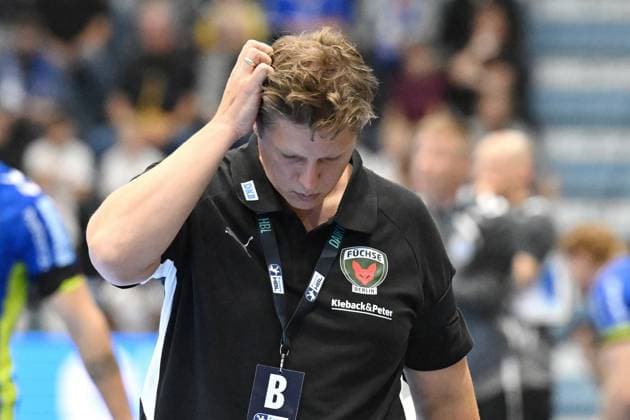 Nicolej Krickau Fuechse Berlin coach scratches his head GER, VfL Gummersbach vs Fuechse Berlin, Handball, Daikin 1 Bundesliga, Matchday 4, Season 2025 2026, Schwalbe Arena Gummersbach, 14 09 2025 GER, VfL Gummersbach vs Fuechse Berlin, Handball, Daikin 1 Bundesliga, Matchday 4, Season 2025 2026, Schwalbe Arena Gummersbach, 14 09 2025 Gummersbach Copyright: xEibner-Pressefoto JuergenxAugstx EP_JAT