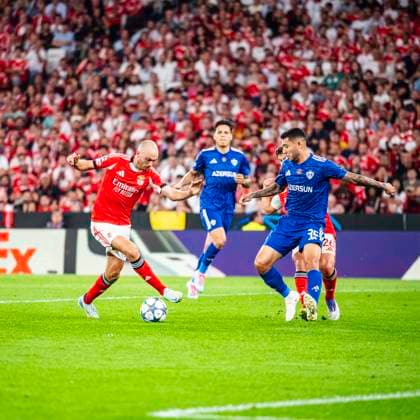 September 16, 2025, Lisbon, Lisbon, Portugal: Fredrik Aursnes Of Benfica in control of the ball in another attack, during the UEFA Champions League Group Stage - Round 1, between SL Benfica vs Qarabag Fk at Luz Stadium, Lisbon, on September 16, 2025 Lisbon Portugal - ZUMAr200 20250916_zsp_r200_017 Copyright: xNunoxReisinhox