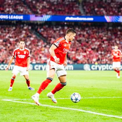 September 16, 2025, Lisbon, Lisbon, Portugal: Franjo Ivanovic Of Benfica in control of the ball in another attack, during the UEFA Champions League Group Stage - Round 1, between SL Benfica vs Qarabag Fk at Luz Stadium, Lisbon, on September 16, 2025 Lisbon Portugal - ZUMAr200 20250916_zsp_r200_019 Copyright: xNunoxReisinhox