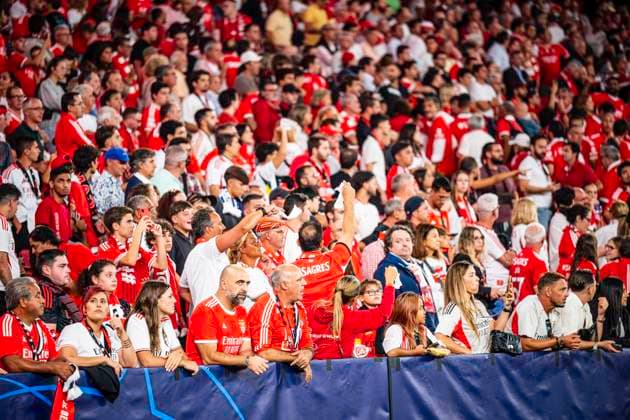 September 16, 2025, Lisbon, Lisbon, Portugal: white scarves for the Benfica coach,Champions League Group Stage - Round 1, between SL Benfica vs Qarabag Fk at Luz Stadium, Lisbon, on September 16, 2025 Lisbon Portugal - ZUMAr200 20250916_zsp_r200_024 Copyright: xNunoxReisinhox