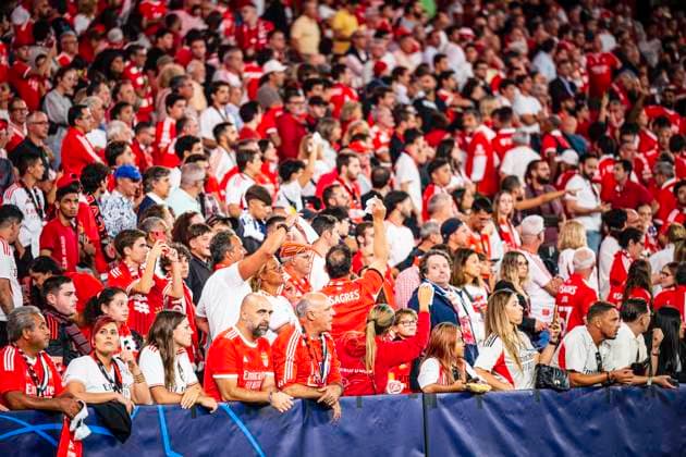 September 16, 2025, Lisbon, Lisbon, Portugal: white scarves for the Benfica coach,Champions League Group Stage - Round 1, between SL Benfica vs Qarabag Fk at Luz Stadium, Lisbon, on September 16, 2025 Lisbon Portugal - ZUMAr200 20250916_zsp_r200_025 Copyright: xNunoxReisinhox