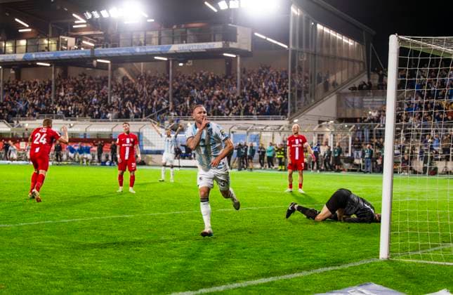 14 09 2025, Soccer 3 Liga 2025 2026, Matchday 5, TSV 1860 Munich TSV Havelse, at Stadion an der Grünwalder Strasse Munich, Goal celebration Patrick Hobsch TSV 1860 Munich , re Goalkeeper Tom Opitz TSV Havelse beaten on the ground