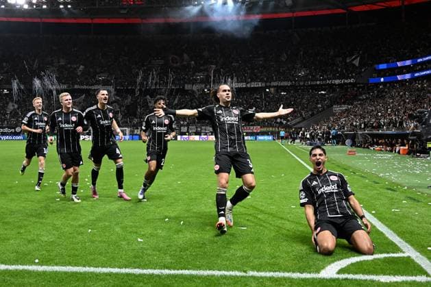18 09 2025, xsltx, football UEFA Champions League, Eintracht Frankfurt Galatasaray SK Istanbul v l goal celebration after the goal to celebrate the goal celebrate 3 1 at Arthur Theate Eintracht Frankfurt Nathaniel Brown Eintracht Frankfurt Fares Chaibi Eintracht Frankfurt Jonathan Jonny Burkardt Eintracht Frankfurt Robin Koch Eintracht Frankfurt DFL DFB REGULATIONS PROHIBIT ANY USE OF PHOTOGRAPHS as IMAGE SEQUENCES and or QUASI VIDEO Frankfurt am Main