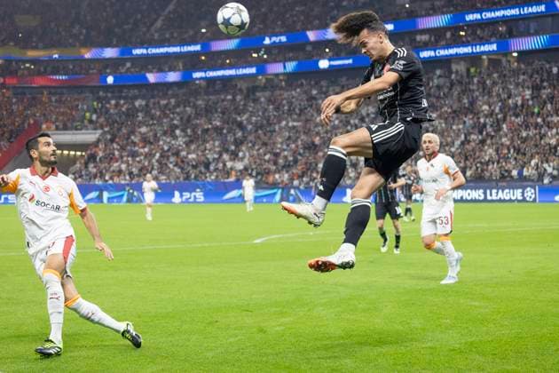 UEFA Champions League Eintracht Frankfurt Galatasaray, 18 09 2025 Arthur Theate Eintracht Frankfurt 3 clears with a header, Eintracht Frankfurt Galatasaray, Frankfurt, Deutsche Bank Park, 18 9 2025 Copyright: xBEAUTIFULxSPORTS Gawlikx