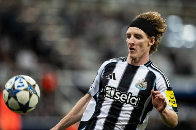 NEWCASTLE UPON TYNE, ENGLAND - SEPTEMBER 18: Anthony Gordon of Newcastle United looks on during a UEFA Champions League 2025 26 match between Newcastle United and Barcelona at St James Park on September 17, 2025 in Newcastle Upon Tyne, England. Copyright: xRichardxCallisx Sportspressphoto_SPR28157