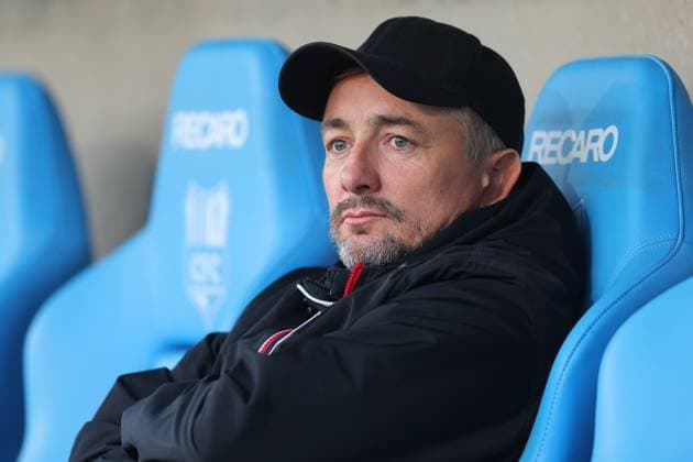 Chemnitz, 17 09 2025, eins Stadion An der Gellertstraße, Fußball, Männer, Saison 2025 2026, Regionalliga Nordost, 8 Spieltag , Chemnitzer FC Hallescher FC 3 0 2 0 , Im Bild Sportdirektor Daniel Meyer Halle , According to the regulations of the DFB, Deutscher Fußball Bund, it is prohibited to use or have used photographs taken in the stadium and or of the match in the form of sequences of images and or quasi video DFB regulations prohibit any use of photographs as image sequences and or quasi video