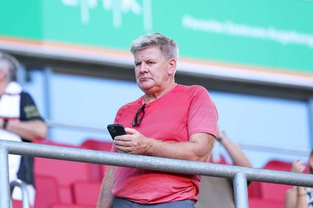 Head coach Bill Peters Augsburger Panther watches the match of FC Augsburg, FC Augsburg vs 1 FSV Mainz 05, Soccer, 1 Bundesliga, 4 Matchday, 20 09 2025 DFB regulations prohibit any use of photographs as image sequences and or quasi video Augsburg Bayern Germany Copyright: xkolbert-press ChristianxKolbertx