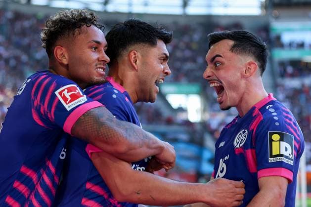 Soccer 1 Bundesliga 4 Matchday FC Augsburg 1 FSV Mainz 05 on 20 09 2025 at WWK Arena in Augsburg Goal celebration to 0 3 by Paul Nebel Mainz DFL regulations prohibit any use of photographs as image sequences and or quasi video xMSx