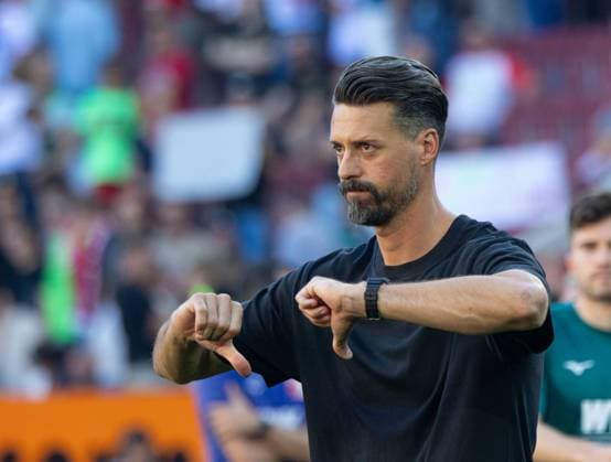 Sandro Wagner coach FC Augsburg , points to himself, gesture in front of the fans after the match FC Augsburg vs FSV Mainz 05 4 matchday DFL REGULATIONS PROHIBIT ANY USE OF PHOTOGRAPHS AS IMAGE SEQUENCES AND OR QUASI VIDEO