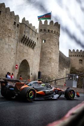 F1 - AZERBAIJAN GRAND PRIX 2025 04 NORRIS Lando (gbr), McLaren F1 Team MCL39, action during the 2025 Formula 1 Qatar Airways Azerbaijan Grand Prix, 17th round of the 2025 FIA Formula One World Championship, WM, Weltmeisterschaft from September 19 to 21, 2025 on the Baku City Circuit, in Baku, Azerbaijan - BakuAzerbaijan  Copyright: xALBERTOxVIMERCATIx