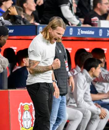 Final cheer coach Eugen Polanski Bor Mönchengladbach Football 1 Bundesliga, Matchday 4, Bayer 04 Leverkusen Borussia Moenchengladbach 1 1, am 21 09 2025 in Leverkusen Germany DFL regulations prohibit any use of photographs as image sequences and or quasi video Â