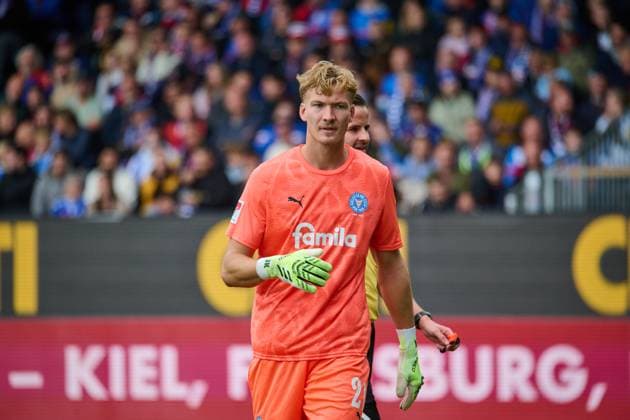 21 09 2025, Soccer, Men, 2 BL Bundesliga , Season 2025 2026, Holstein Kiel Karlsruher SC, 6 Matchday Goalkeeper Jonas Krumrey Kiel, Holstein Stadion Holstein Stadion Schleswig Holstein Germany