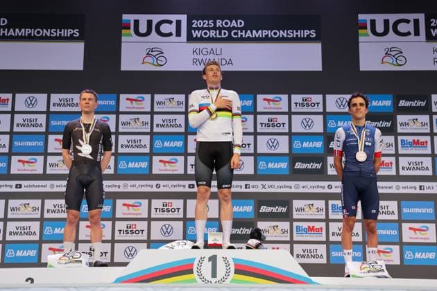 2025 UCI Road World Championships Picture by Alex Whitehead SWpix.com - 22 09 2025 - Cycling - 2025 UCI Road World Championships - BK Arena to Kigali Convention Centre, Kigali, Rwanda - Men Under-23 Individual Time Trial (ITT) Podium - Jakob Soderqvist (Sweden) receiving the Gold Medal to become World Champion with Nate Pringle (New Zealand) receiving the Silver Medal and Maxime Decomble (France) receiving the Bronze Medal Copyright: x xSWpix.comx(t axPhotographyxHubxLtd)xAlexxWhitehead SWpix.comx SWP-3030-5816
