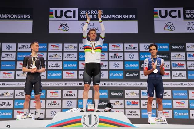 2025 UCI Road World Championships Picture by Alex Whitehead SWpix.com - 22 09 2025 - Cycling - 2025 UCI Road World Championships - BK Arena to Kigali Convention Centre, Kigali, Rwanda - Men Under-23 Individual Time Trial (ITT) Podium - Jakob Soderqvist (Sweden) receiving the Gold Medal to become World Champion with Nate Pringle (New Zealand) receiving the Silver Medal and Maxime Decomble (France) receiving the Bronze Medal Copyright: x xSWpix.comx(t axPhotographyxHubxLtd)xAlexxWhitehead SWpix.comx SWP-3030-5817