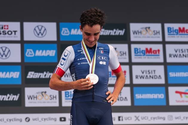 2025 UCI Road World Championships Picture by Alex Whitehead SWpix.com - 22 09 2025 - Cycling - 2025 UCI Road World Championships - BK Arena to Kigali Convention Centre, Kigali, Rwanda - Men Under-23 Individual Time Trial (ITT) Podium - Maxime Decomble (France) receiving the Bronze Medal Copyright: x xSWpix.comx(t axPhotographyxHubxLtd)xAlexxWhitehead SWpix.comx SWP-3030-5819