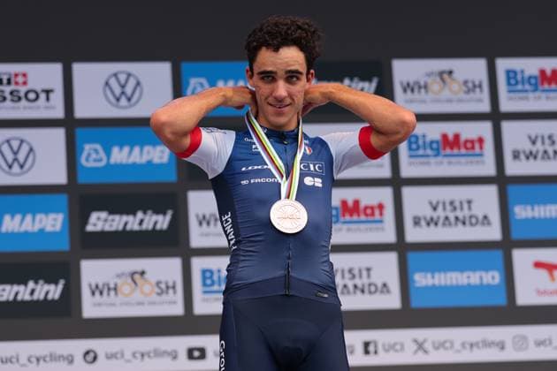 2025 UCI Road World Championships Picture by Alex Whitehead SWpix.com - 22 09 2025 - Cycling - 2025 UCI Road World Championships - BK Arena to Kigali Convention Centre, Kigali, Rwanda - Men Under-23 Individual Time Trial (ITT) Podium - Maxime Decomble (France) receiving the Bronze Medal Copyright: x xSWpix.comx(t axPhotographyxHubxLtd)xAlexxWhitehead SWpix.comx SWP-3030-5820