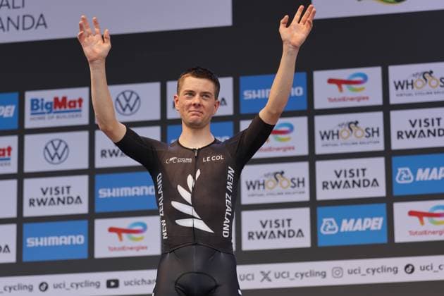 2025 UCI Road World Championships Picture by Alex Whitehead SWpix.com - 22 09 2025 - Cycling - 2025 UCI Road World Championships - BK Arena to Kigali Convention Centre, Kigali, Rwanda - Men Under-23 Individual Time Trial (ITT) Podium - Nate Pringle (New Zealand) receiving the Silver Medal Copyright: x xSWpix.comx(t axPhotographyxHubxLtd)xAlexxWhitehead SWpix.comx SWP-3030-5821