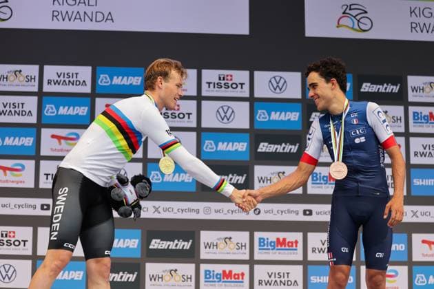 2025 UCI Road World Championships Picture by Alex Whitehead SWpix.com - 22 09 2025 - Cycling - 2025 UCI Road World Championships - BK Arena to Kigali Convention Centre, Kigali, Rwanda - Men Under-23 Individual Time Trial (ITT) Podium - Jakob Soderqvist (Sweden) receiving the Gold Medal to become World Champion and Maxime Decomble (France) receiving the Bronze Medal Copyright: x xSWpix.comx(t axPhotographyxHubxLtd)xAlexxWhitehead SWpix.comx SWP-3030-5824