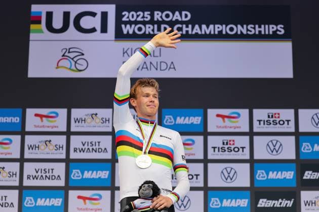 2025 UCI Road World Championships Picture by Alex Whitehead SWpix.com - 22 09 2025 - Cycling - 2025 UCI Road World Championships - BK Arena to Kigali Convention Centre, Kigali, Rwanda - Men Under-23 Individual Time Trial (ITT) Podium - Jakob Soderqvist (Sweden) receiving the Gold Medal to become World Champion Copyright: x xSWpix.comx(t axPhotographyxHubxLtd)xAlexxWhitehead SWpix.comx SWP-3030-5825